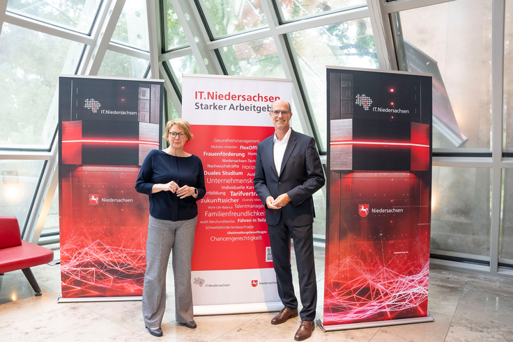 Das Foto zeigt Innenministerin Daniela Behrens und IT.Niedersachsen-Geschäftsführer Axel Beims.