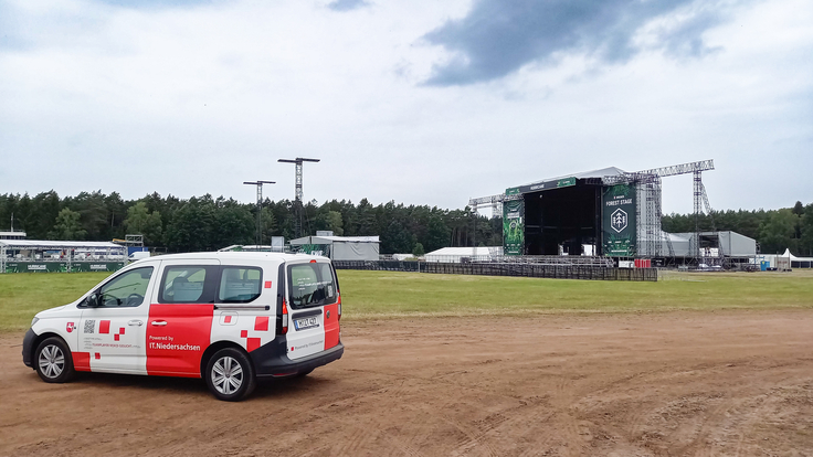 Das Foto zeigt ein Auto vom Vor-Ort-Service von IT.Niedersachsen auf dem Festival Gelände.