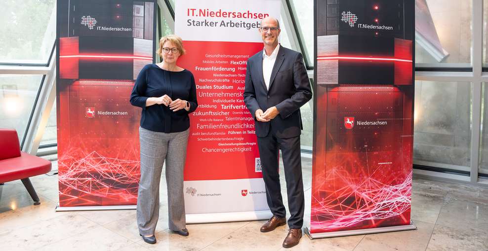 Das Foto zeigt Innenministerin Daniela Behrens und IT.Niedersachsen-Geschäftsführer Axel Beims.